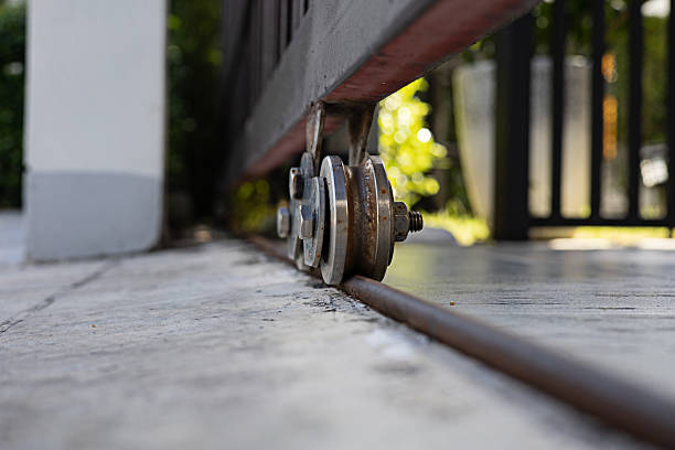 Close the iron gate wheel of the iron gate fence.